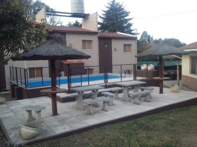 COMPLEJO EN VILLA DEL LAGO, CASA DE FAMILIA + 6 DEPARTAMENTOS !!