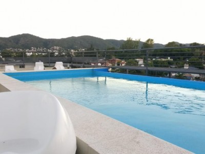 DEPARTAMENTO DE CATEGORÍA SOBRE EL RÍO A UNA CUADRA DEL CENTRO