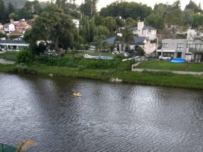 DEPARTAMENTO DE CATEGORÍA SOBRE EL RÍO A UNA CUADRA DEL CENTRO