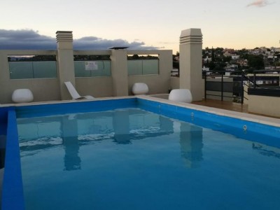 DEPARTAMENTO DE CATEGORÍA SOBRE EL RÍO A UNA CUADRA DEL CENTRO