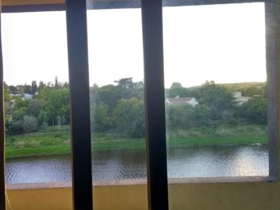 DEPARTAMENTO DE CATEGORÍA SOBRE EL RÍO A UNA CUADRA DEL CENTRO