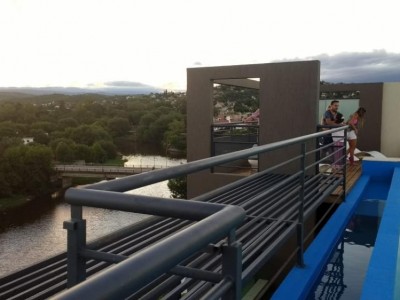 DEPARTAMENTO DE CATEGORÍA SOBRE EL RÍO A UNA CUADRA DEL CENTRO