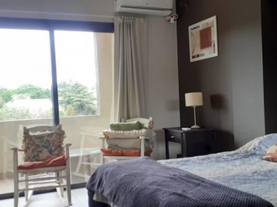 DEPARTAMENTO DE CATEGORÍA SOBRE EL RÍO A UNA CUADRA DEL CENTRO