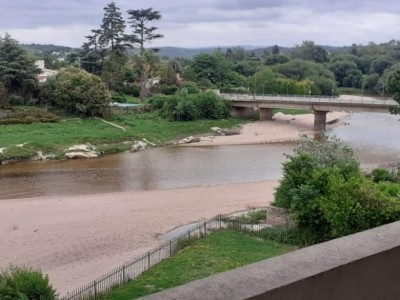 DEPARTAMENTO DE CATEGORÍA SOBRE EL RÍO A UNA CUADRA DEL CENTRO