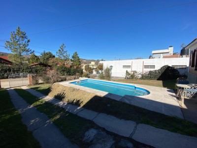 CHALET CON PILETA A 1 CUADRA Y MEDIA DEL RÍO !!