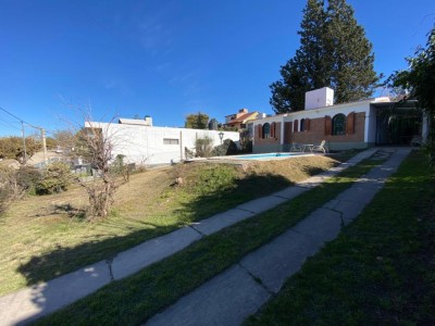 CHALET CON PILETA A 1 CUADRA Y MEDIA DEL RÍO !!