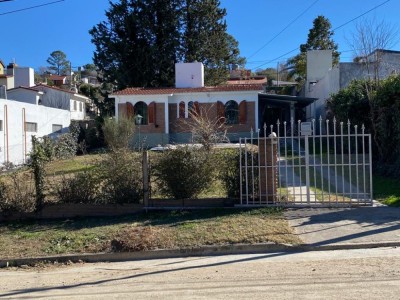 CHALET CON PILETA A 1 CUADRA Y MEDIA DEL RÍO !!