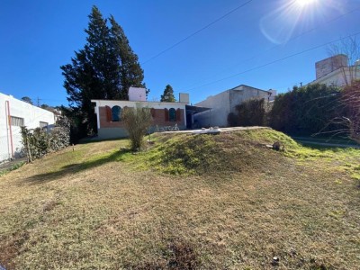 CHALET CON PILETA A 1 CUADRA Y MEDIA DEL RÍO !!