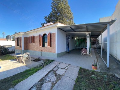 CHALET CON PILETA A 1 CUADRA Y MEDIA DEL RÍO !!