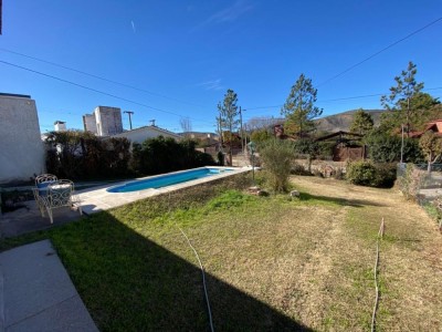 CHALET CON PILETA A 1 CUADRA Y MEDIA DEL RÍO !!