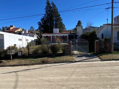 CHALET CON PILETA A 1 CUADRA Y MEDIA DEL RÍO !!