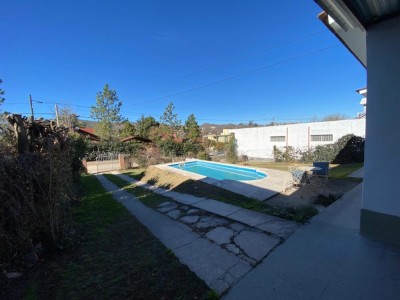 CHALET CON PILETA A 1 CUADRA Y MEDIA DEL RÍO !!