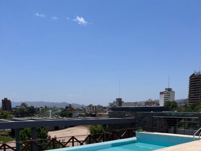 DEPARTAMENTO DE CATEGORÍA CON PILETA SOBRE EL RÍO