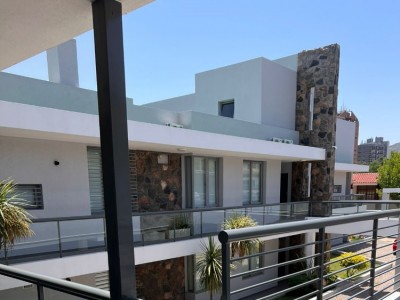 DEPARTAMENTO DE CATEGORÍA CON PILETA SOBRE EL RÍO