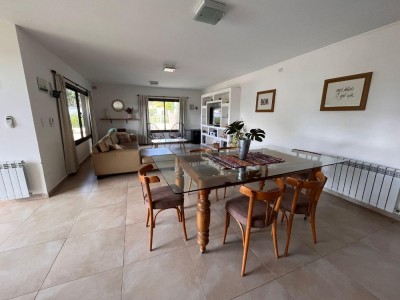 ESPECTACULAR CASA SOBRE EL RÍO Y CERCA DEL CENTRO