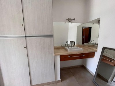 ESPECTACULAR CASA SOBRE EL RÍO Y CERCA DEL CENTRO