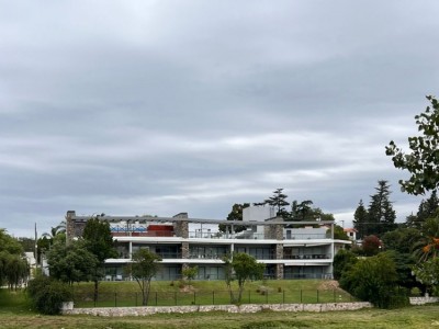 DEPARTAMENTO DE CATEGORÍA CON PILETA SOBRE EL RÍO