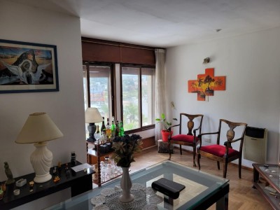 OPORTUNIDAD, DEPARTAMENTO EN PLENO CENTRO SOBRE CALLE PRINCIPAL !!