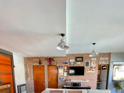 EXCELENTE PROPIEDAD CON PILETA Y QUINCHO