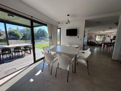 ESPECTACULAR CASA SOBRE EL RÍO Y CERCA DEL CENTRO