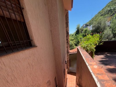 ESPECTACULAR CASA CON VISTA A LA CIUDAD