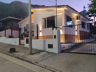 CASA CON PARQUE Y PILETA