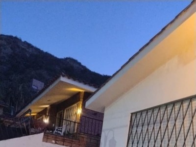 CASA CON PARQUE Y PILETA