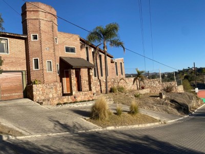 EXCELENTE PROPIEDAD, VISTA, GRAN PARQUE Y PILETA !!