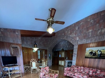 EXCELENTE PROPIEDAD CON GRAN PARQUE Y PILETA !!