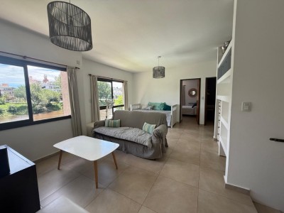 ESPECTACULAR CASA SOBRE EL RÍO Y CERCA DEL CENTRO