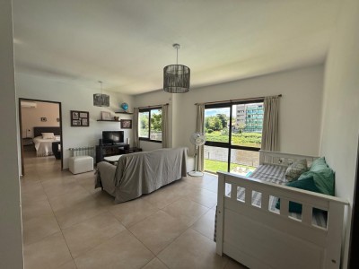 ESPECTACULAR CASA SOBRE EL RÍO Y CERCA DEL CENTRO