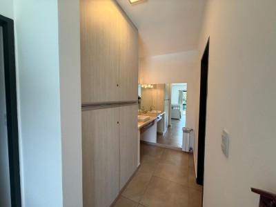 ESPECTACULAR CASA SOBRE EL RÍO Y CERCA DEL CENTRO