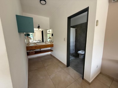 ESPECTACULAR CASA SOBRE EL RÍO Y CERCA DEL CENTRO