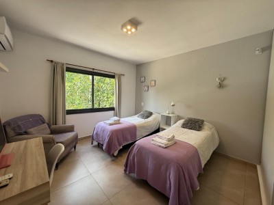 ESPECTACULAR CASA SOBRE EL RÍO Y CERCA DEL CENTRO