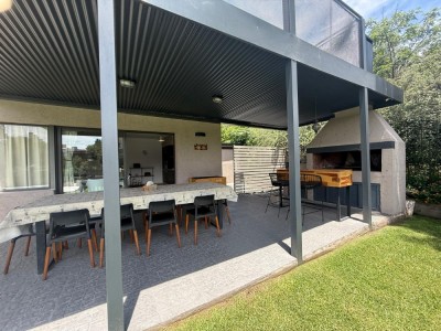 ESPECTACULAR CASA SOBRE EL RÍO Y CERCA DEL CENTRO