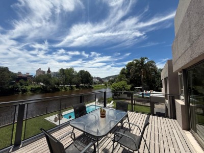 ESPECTACULAR CASA SOBRE EL RÍO Y CERCA DEL CENTRO