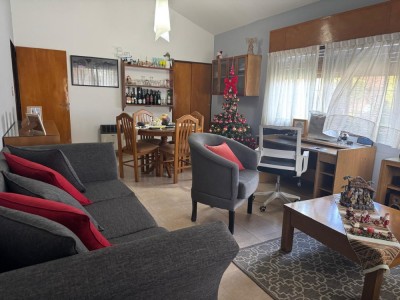 CASA CON  PILETA, EXELENTE UBICACION 