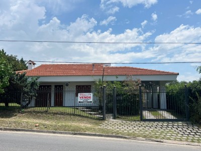 CASA CON PILETA FRENTE AL RIO