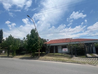 CASA CON PILETA FRENTE AL RIO