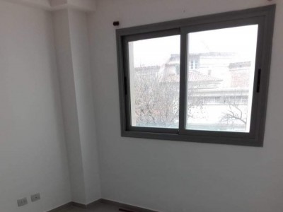 DEPTO CENTRICO CON COCHERA Y PILETA